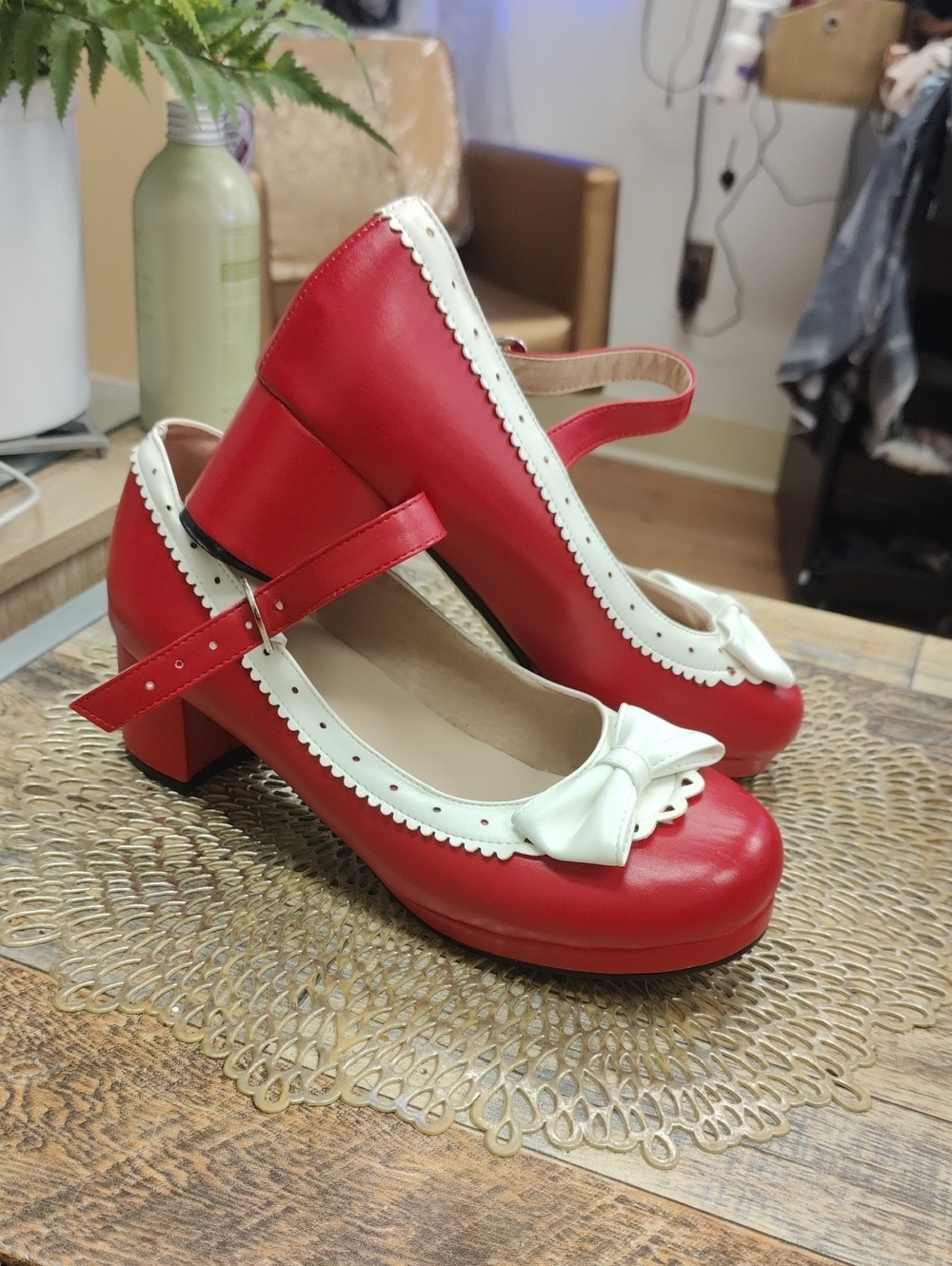 Retro Look!! Red and White Mary Jane Block Heel Pumps with Bow